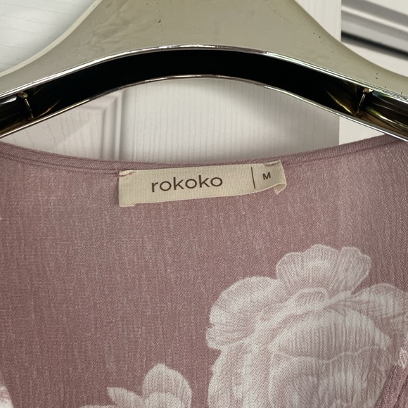 flutter-sleeve wrap dress • boutique brand - Picture 2 of 2